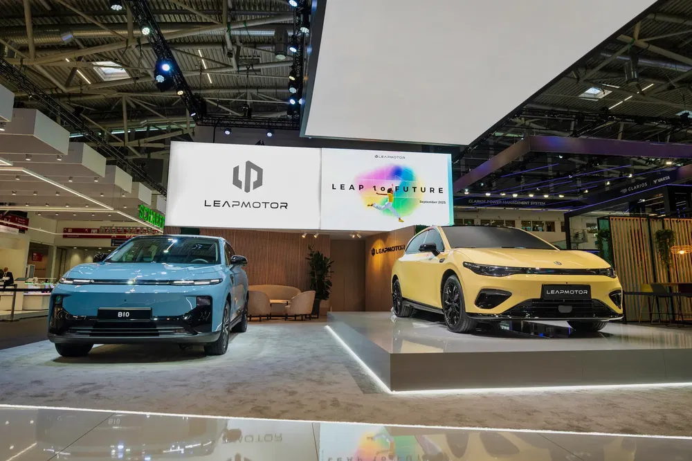 Leapmotor-stand met blauwe B10 en futuristische gele auto op een autobeurs.
