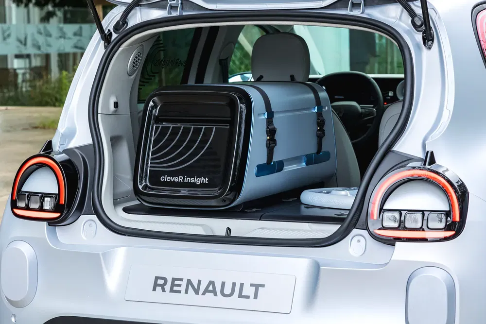 Coffre de voiture Renault avec valise 'clever insight', feux arrière visibles.