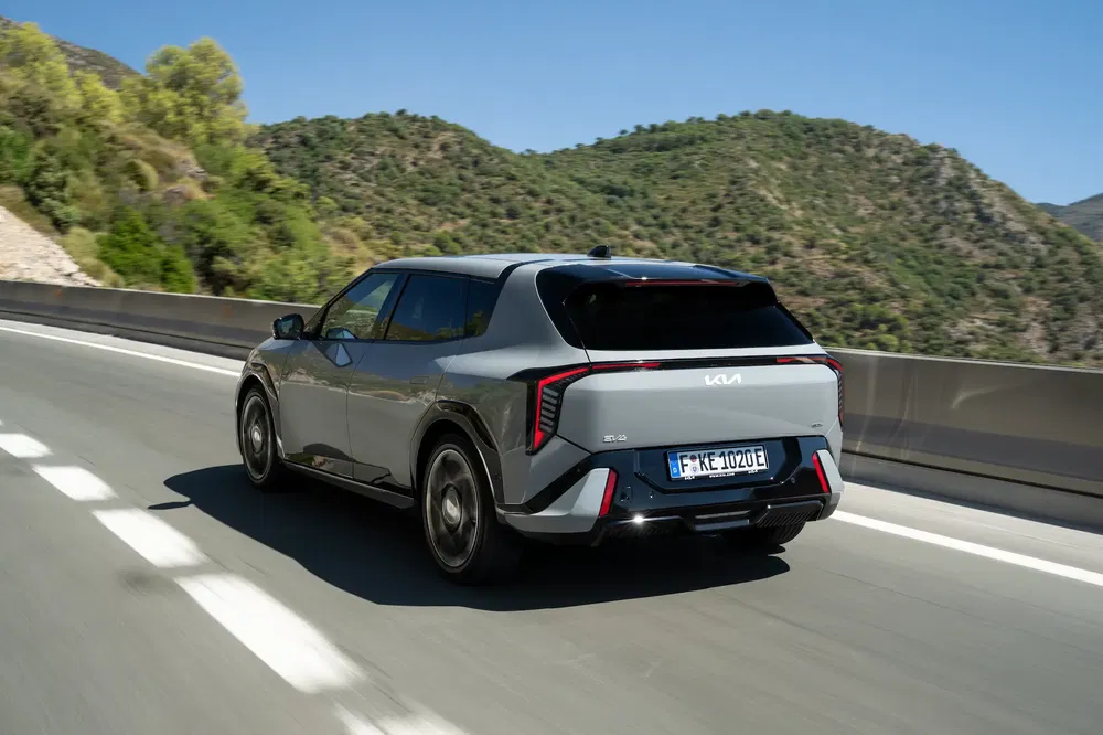 {"fr":"SUV Kia EV9 gris sur autoroute, paysage montagneux en arrière-plan.","nl":"Grijze Kia EV9 SUV op snelweg, met berglandschap op de achtergrond."}