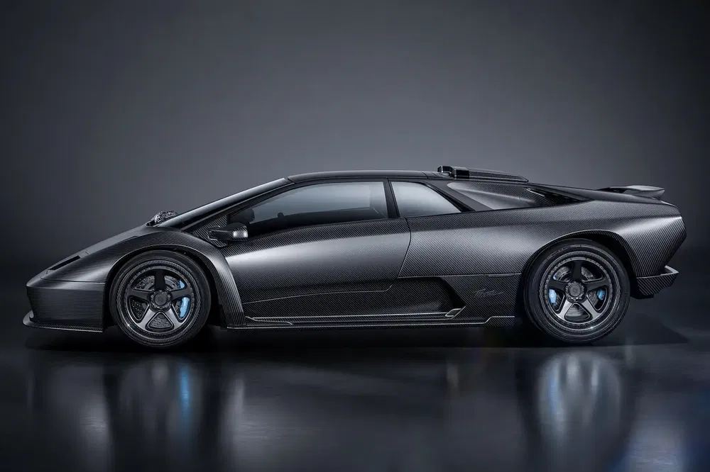 {"fr":"Lamborghini en fibre de carbone, profil latéral, design aérodynamique et jantes sport.","nl":"Lamborghini in koolstofvezel, zijprofiel, aerodynamisch ontwerp en sportvelgen."}