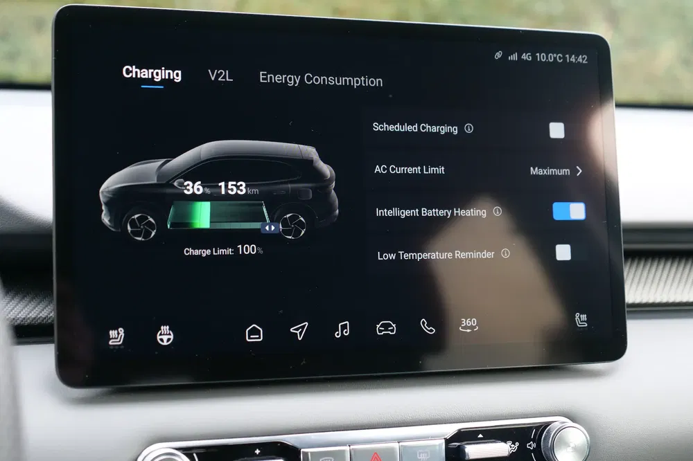 Écran de tableau de bord de voiture électrique affichant la gestion de la charge et l'état de batterie.