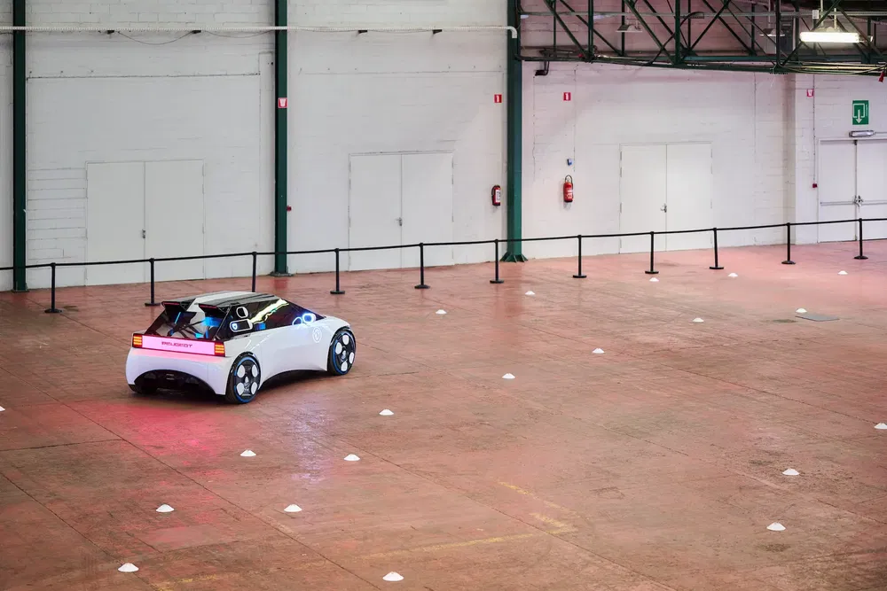 Concept car blanc AutoFlight Prosperity en test intérieur sur sol industriel.