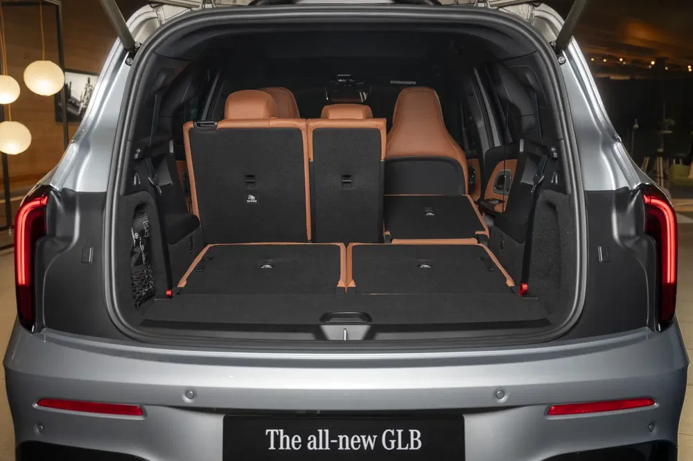 Coffre de la Mercedes-Benz GLB avec sièges rabattables, dévoilant un espace de chargement spacieux.
