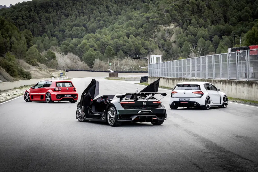 Voitures Volkswagen sur circuit, Golf GTI noir, rouge et blanche en arrière-plan boisé.