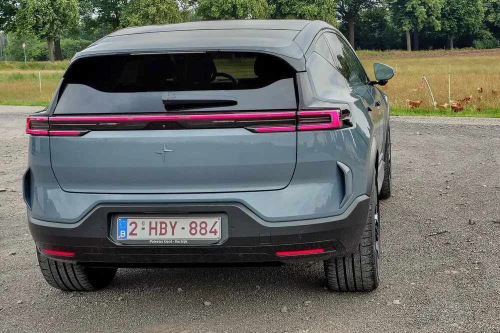 Vue arrière de la Polestar électrique grise stationnée sur une route de campagne.
