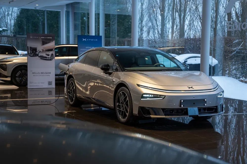 Elektrische XPeng-auto, modern model tentoongesteld in een elegante showroom in België.