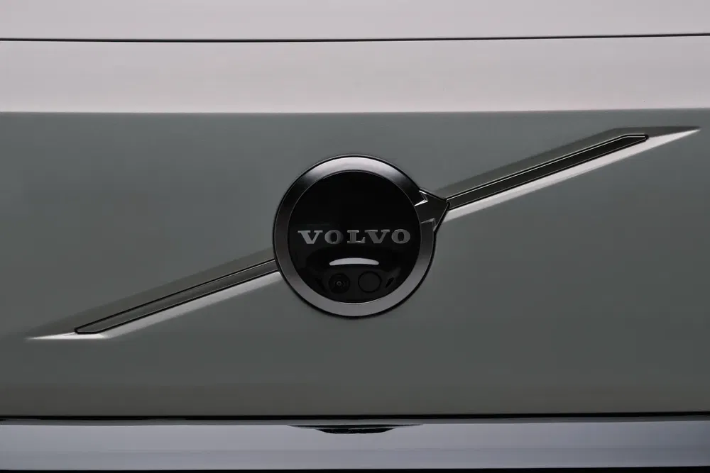 {"fr":"Logo Volvo noir argenté sur carrosserie grise, design moderne et élégant.","nl":"Zwarte en zilveren Volvo-logo op grijze carrosserie, modern en elegant ontwerp."}