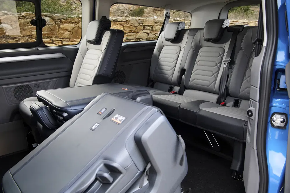 Ruim interieur van een Volkswagen Multivan met neerklapbare stoelen, moderne en functionele versie.