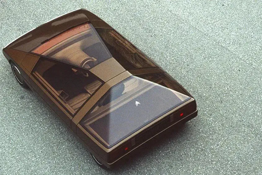 Citroën Karin conceptauto met hoekig ontwerp en panoramadak, geparkeerd op asfalt.