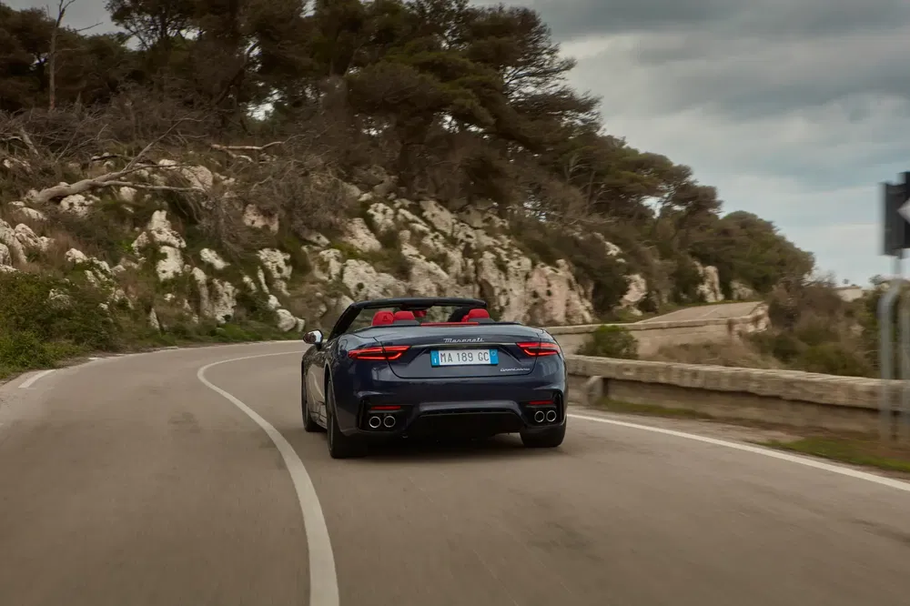 Maserati GranCabrio Trofeo 2024 dynamique sur route de montagne 3/4 arrière