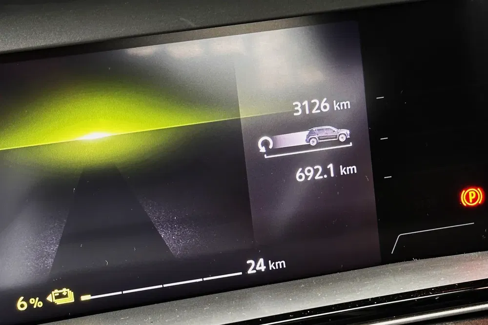 Écran affiche l'autonomie actuelle de 24 km d'un véhicule, avec une batterie à 6%.