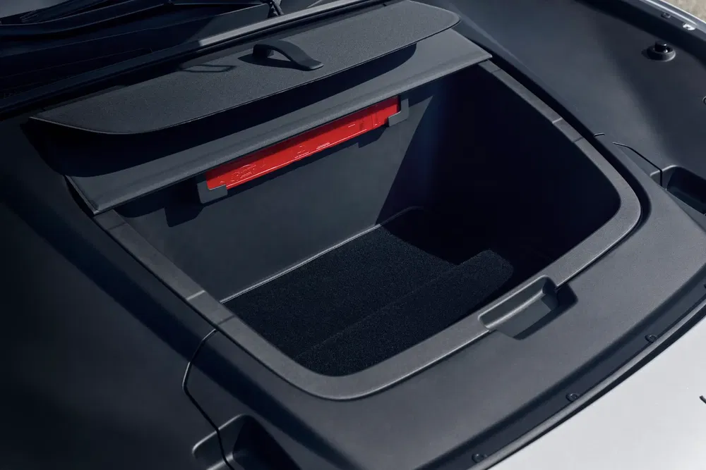 Coffre avant spacieux de la Porsche Taycan, idéal pour un rangement supplémentaire.