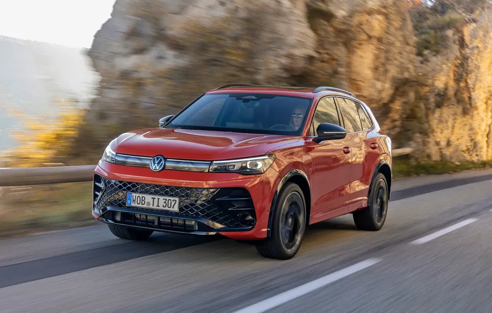 {"fr":"Volkswagen Tiguan 2024 rouge sur route montagneuse, design moderne et dynamique.","nl":"Volkswagen Tiguan 2024 rood op bergweg, modern en dynamisch ontwerp."}