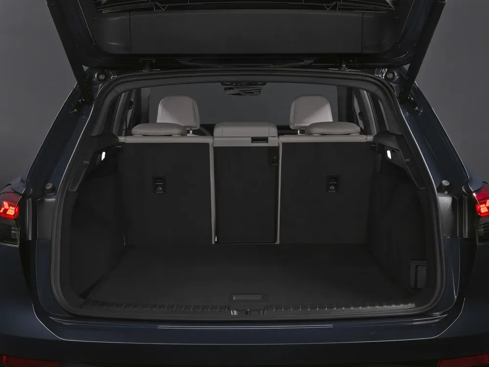 Coffre spacieux d'un véhicule SUV moderne, sièges arrière rabattables pour plus de rangement.