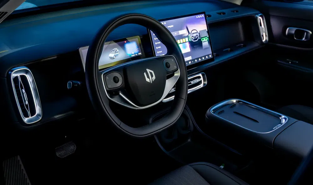Intérieur moderne d'une voiture Zeekr avec tableau de bord numérique et écran central tactile.