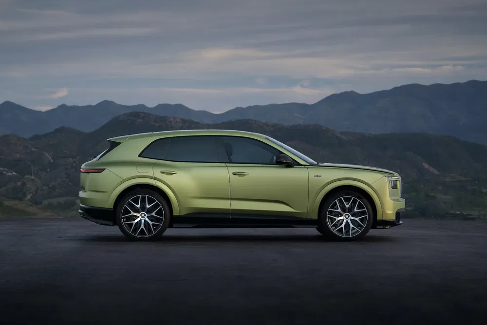 Vue latérale du SUV électrique Li Auto Turbo en vert avec montagnes en arrière-plan.
