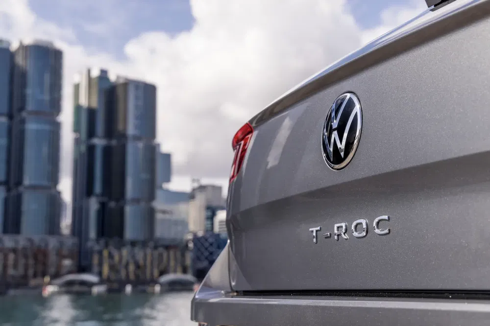 {"fr":"Volkswagen T-Roc grise avec des gratte-ciels en arrière-plan, sous un ciel nuageux.","nl":"Grijze Volkswagen T-Roc met wolkenkrabbers op de achtergrond onder een bewolkte lucht."}