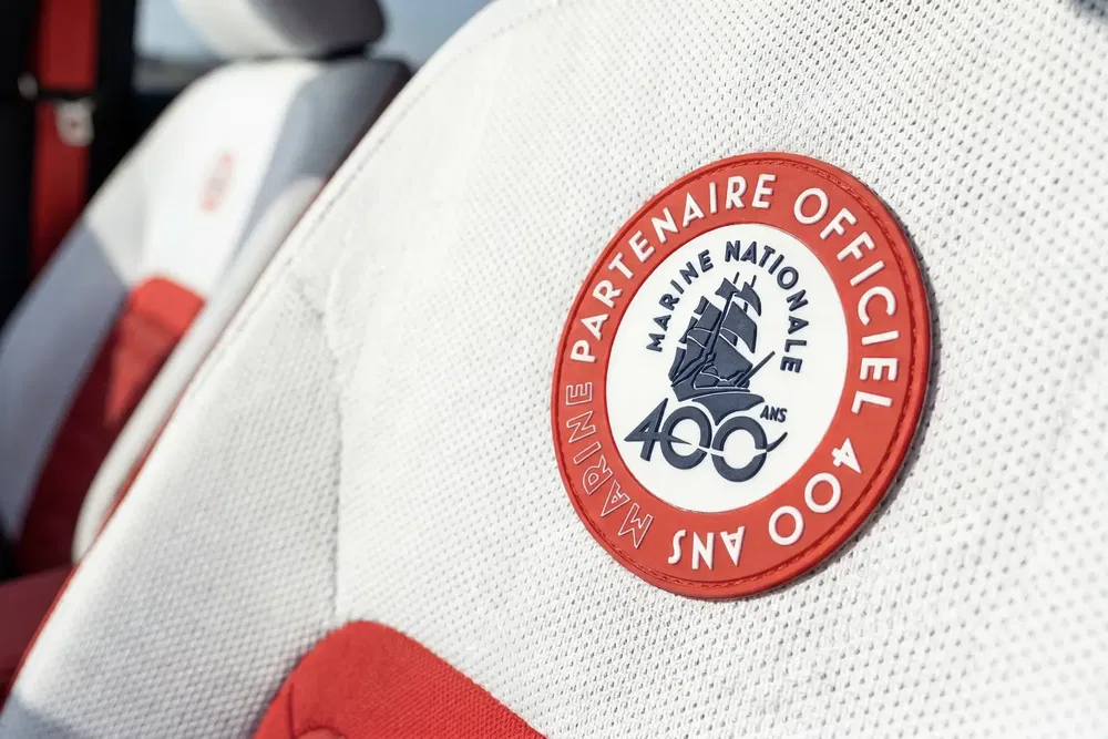 Autostoel met Marine Nationale-logo, 400 jaar samenwerking, wit-rode stof.