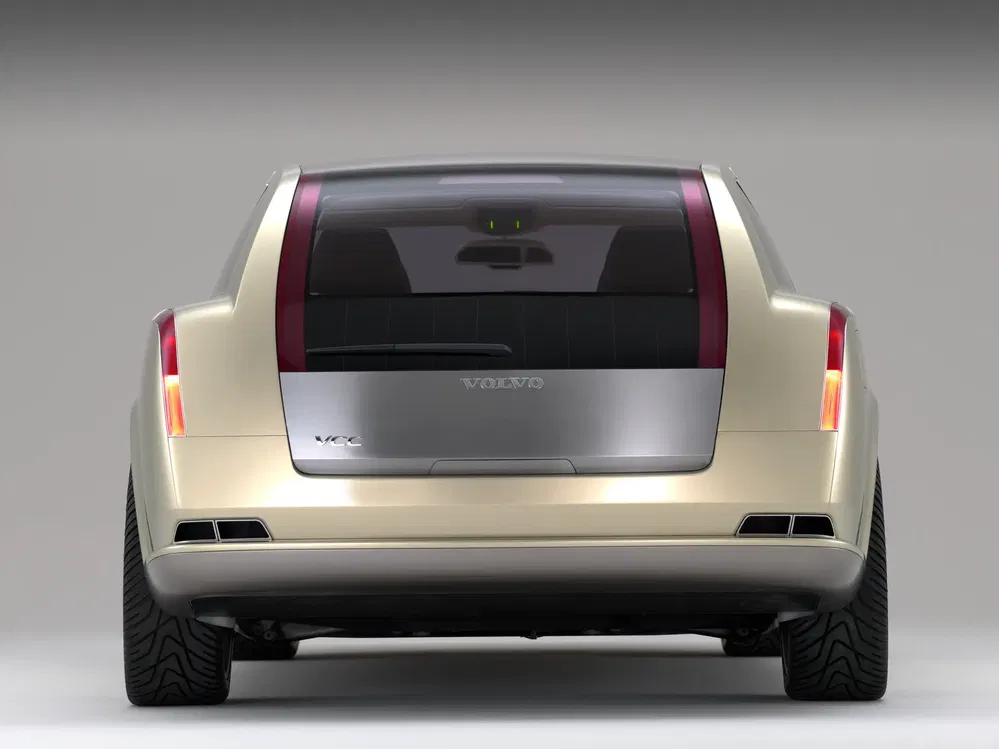 Achteraanzicht van de futuristische Volvo VCC conceptauto met gestroomlijnd ontwerp.