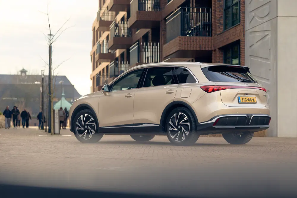 Hyundai Tucson garé dans une rue urbaine, bâtiments en arrière-plan.