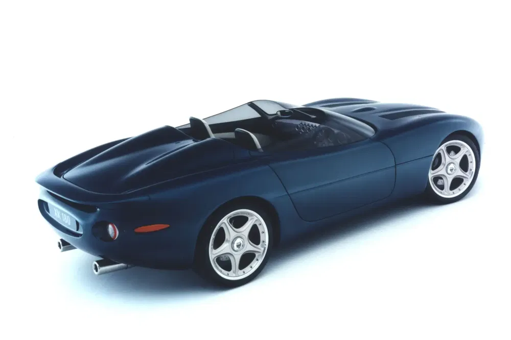 Concept car Jaguar XJR-15 bleu avec jantes en alliage, design élégant.