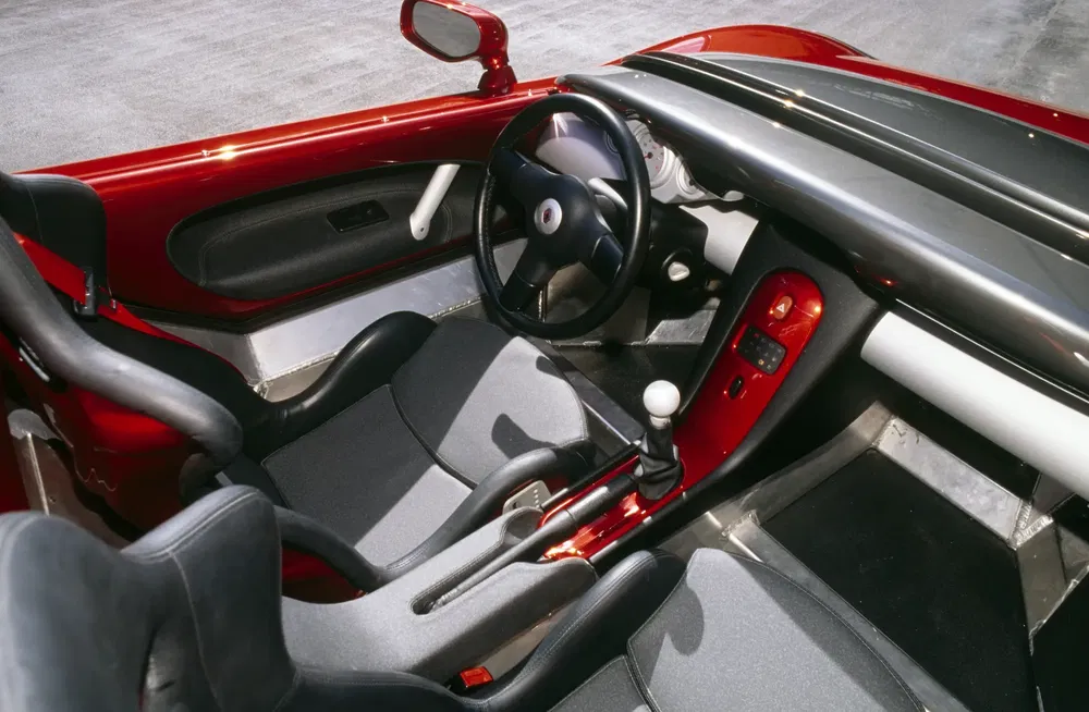 Intérieur d'un Renault Sport Spider avec volant et sièges baquets sport.