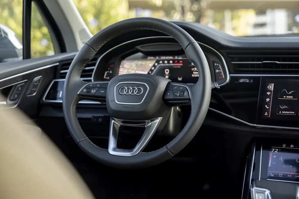 Volant Audi moderne avec écran tactile et tableau de bord numérique haute technologie.
