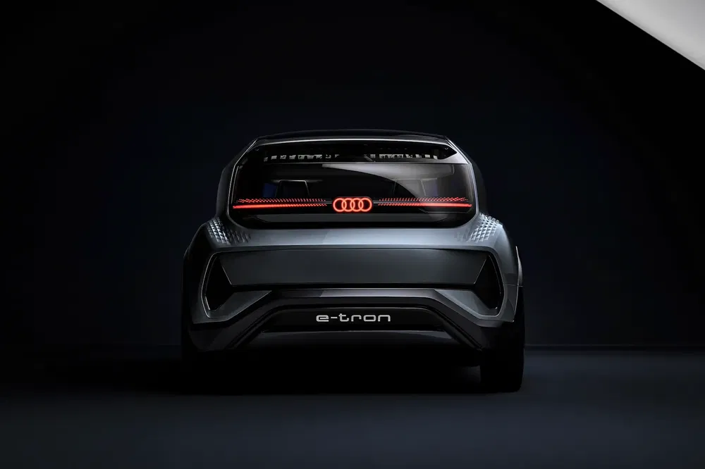Achteraanzicht van de Audi e-tron, moderne LED-verlichting op donkere achtergrond.