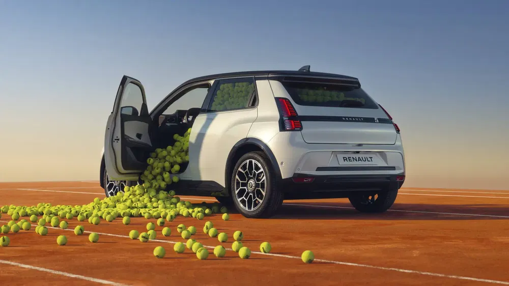 Renault avec des balles de tennis, sur un court, voiture innovante et sportive.