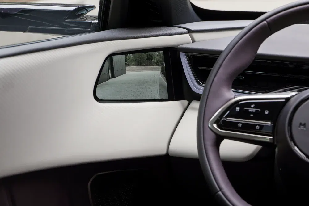 Intérieur de voiture moderne avec écran de rétrovision numérique intégré au tableau de bord.