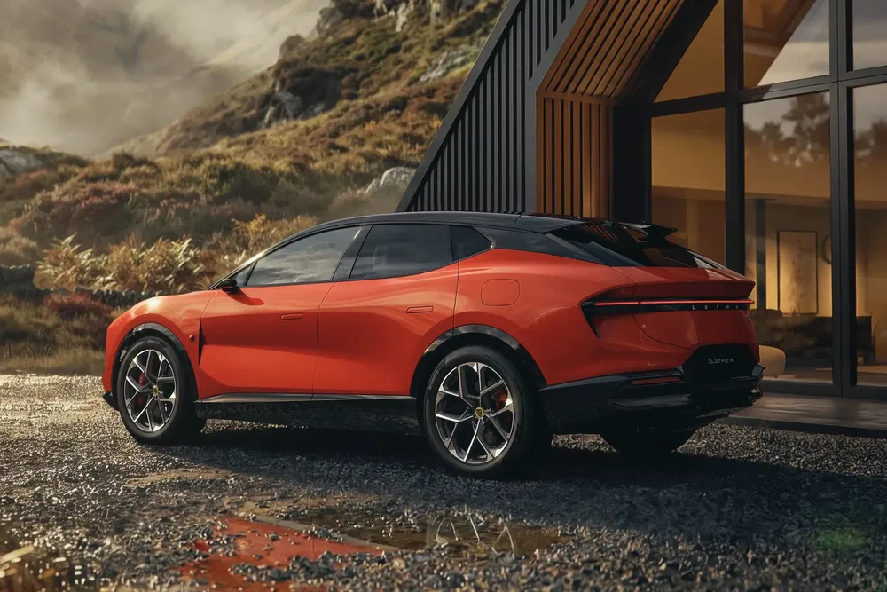 {"fr":"Nio EL7 rouge garée devant une maison moderne en pleine nature.","nl":"Rode Nio EL7 geparkeerd voor een modern huis in de natuur."}