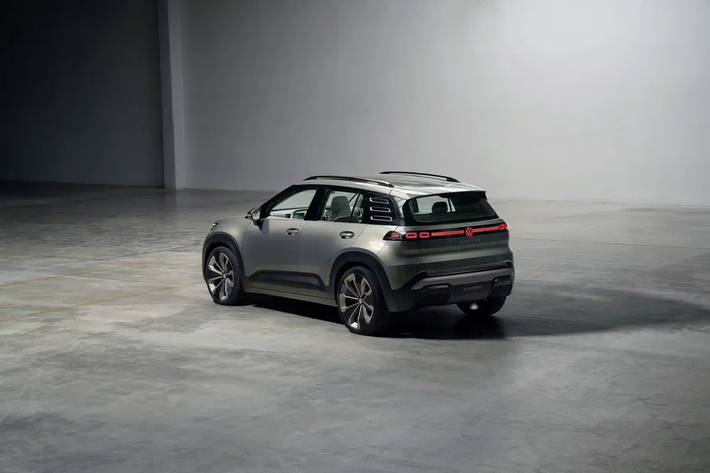 Elektrische Volkswagen SUV op MEB-platform, modern ontwerp, geparkeerd in industriële ruimte.
