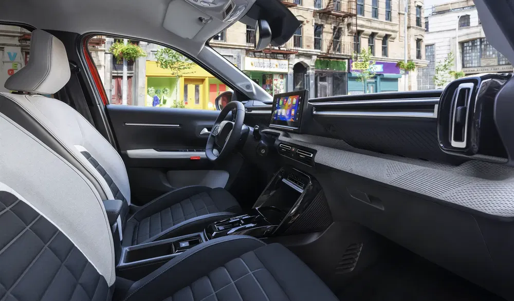 Intérieur spacieux et moderne d'une Citroën C3 avec écran tactile central.