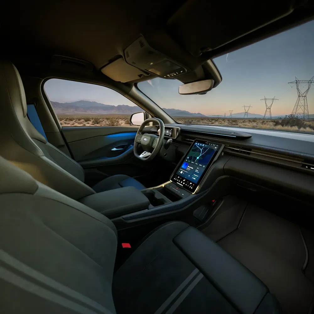 Ruim interieur van een Ford elektrische auto met centraal touchscreen, woestijn op de achtergrond.