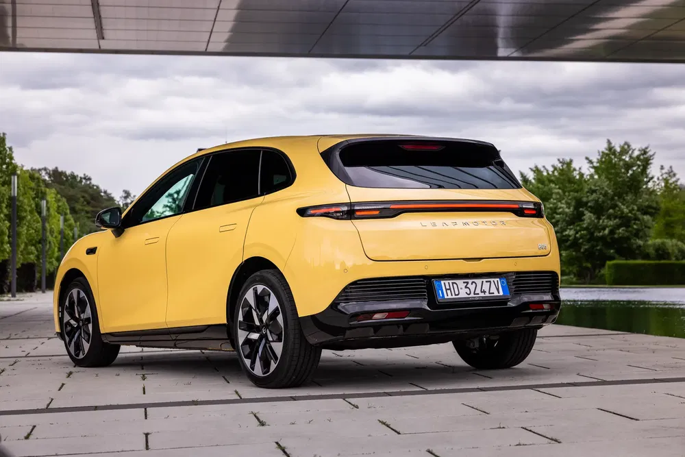 SUV Leapmotor C10 jaune garé avec design moderne à l'arrière et ciel nuageux.