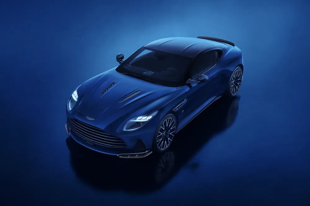 {"fr":"Aston Martin DB12 bleu sur fond bleu, vue en angle pour blog automobile.","nl":"Blauwe Aston Martin DB12 op een blauwe achtergrond, schuin zicht voor autoblog."}