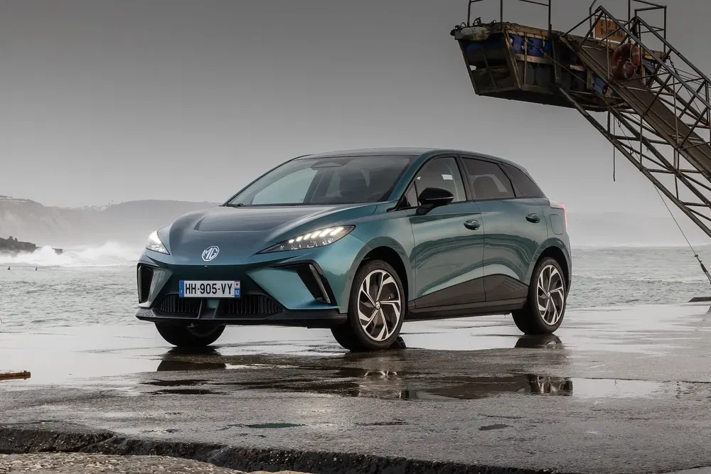 MG4 elektrische auto geparkeerd bij de zee, met modern en stijlvol ontwerp.