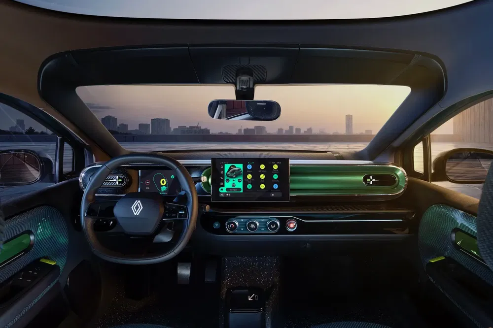 Intérieur moderne de voiture électrique Renault avec tableau de bord numérique et écran tactile.