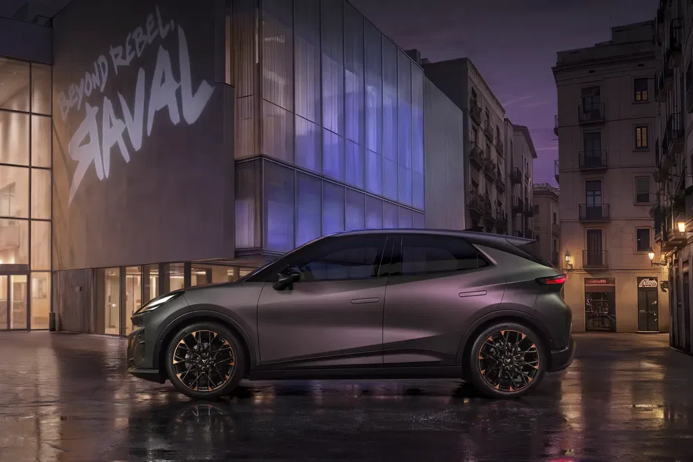 {"fr":"Cupra Raval urbain, SUV gris mat devant bâtiments modernes la nuit.","nl":"Cupra Raval stads-SUV, matgrijs, voor moderne gebouwen in nachtelijke setting."}