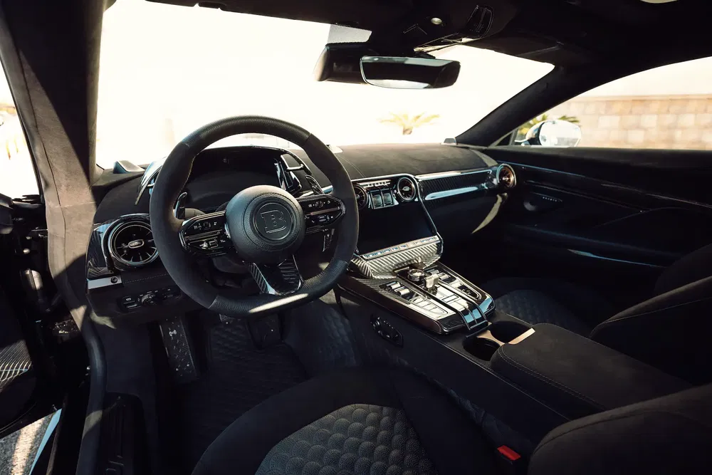 Intérieur luxueux d'une Bugatti moderne avec volant et console centrale haute technologie.