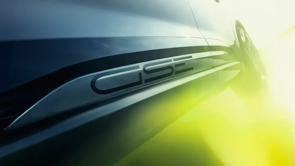 Vue latérale d'une voiture C5X sous lumière éclatante, design sportif et élégant.