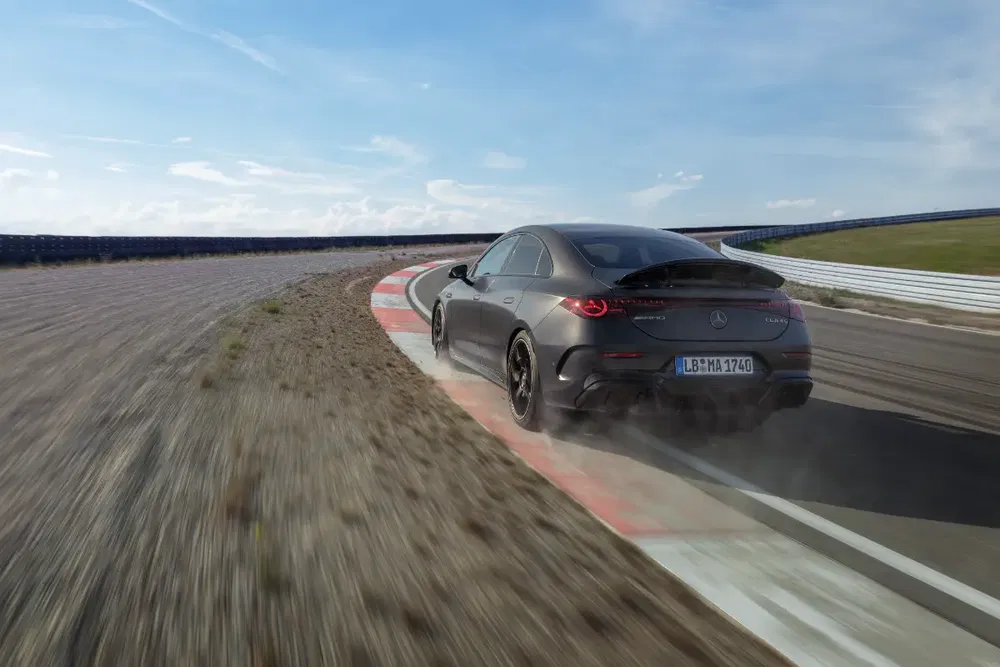 Mercedes-Benz CLA in scherpe bocht op racecircuit.