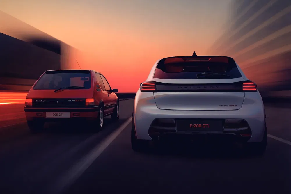 Deux Peugeot, 205 GTI rouge et E-208 GTi blanche, roulant au coucher du soleil.