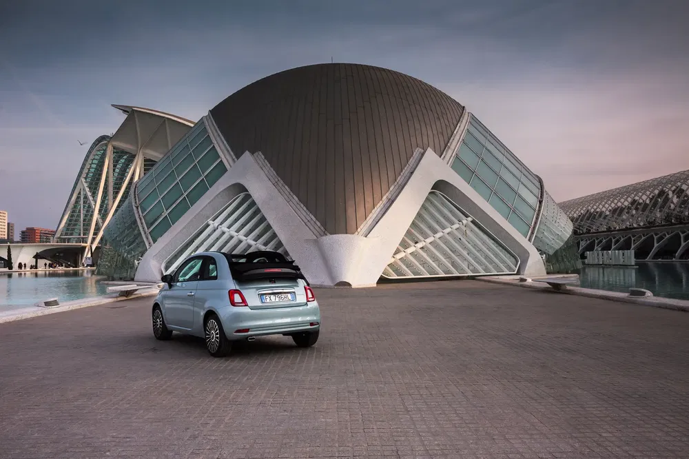 Fiat 500 voor de Hemisfèric in Valencia, combinatie van autodesign en moderne architectuur.