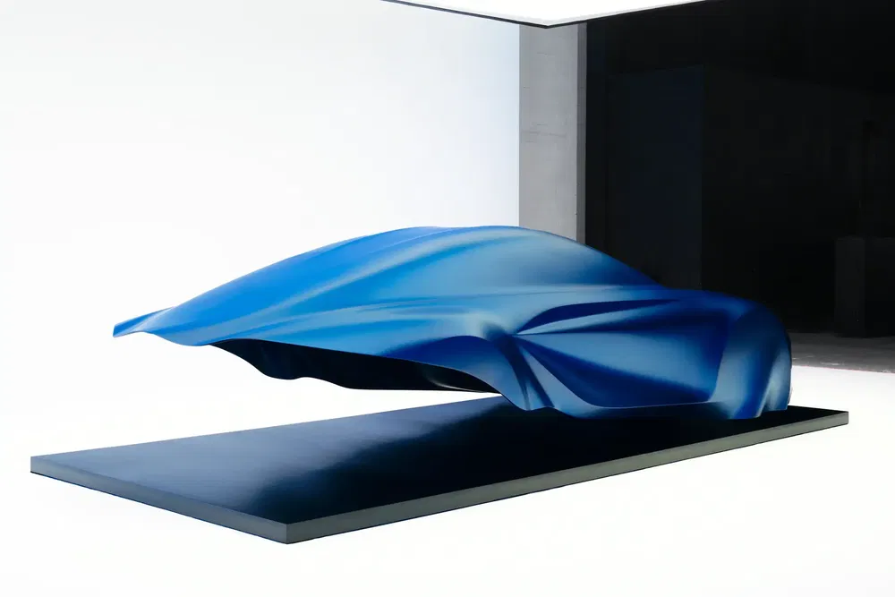 Concept de voiture futuriste sous une couverture bleue, éclairage moderne et minimaliste.