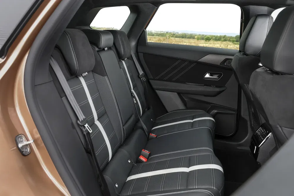 Intérieur de voiture Peugeot 3008, sièges arrière en cuir noir avec surpiqûres blanches.