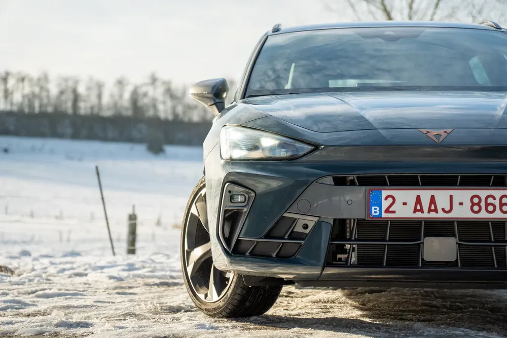 Cupra Formentor op besneeuwde weg, Belgische nummerplaat zichtbaar aan de voorkant.