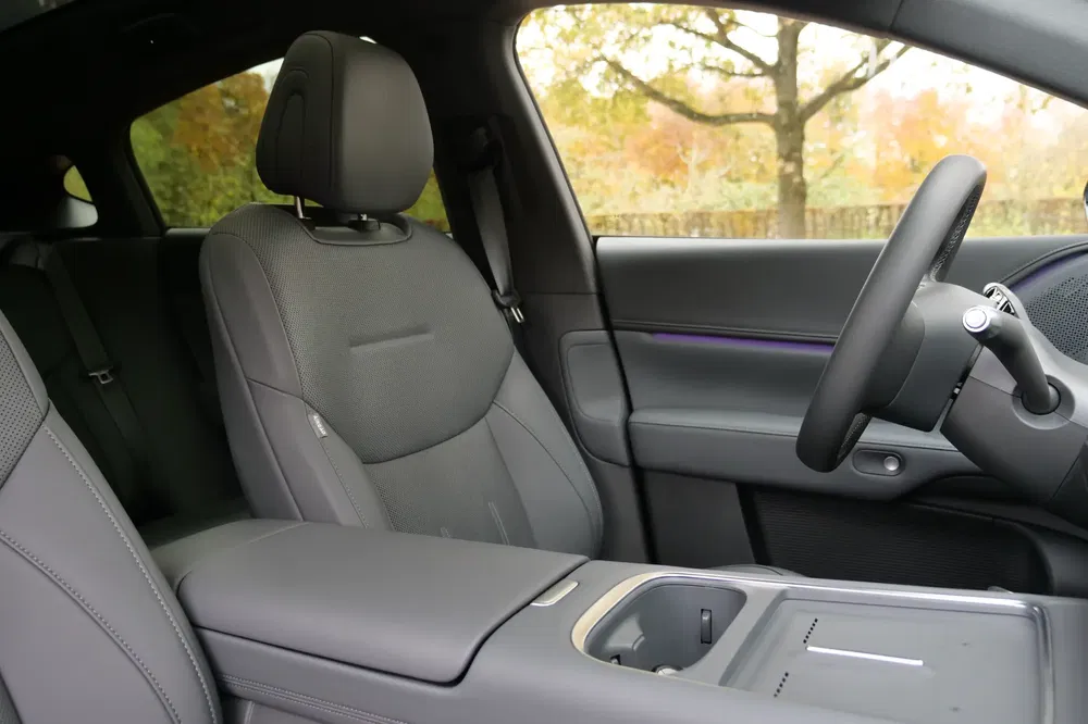 Intérieur de l'Audi Q8 e-tron avec sièges en cuir et volant moderne.