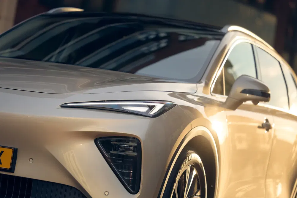 Gros plan sur l'avant d'un SUV NIO avec des phares angulaires et une carrosserie élégante.