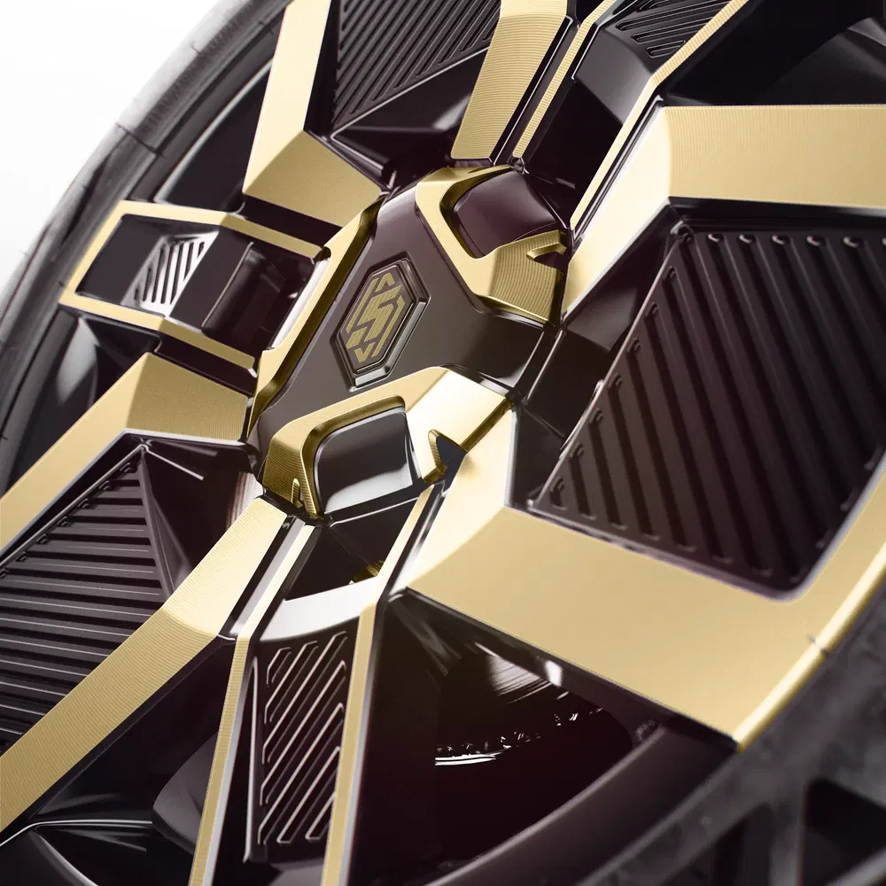 Jante de voiture dorée et noire avec design angulaire distinctif.